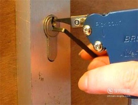 钥匙断在锁里了怎么办