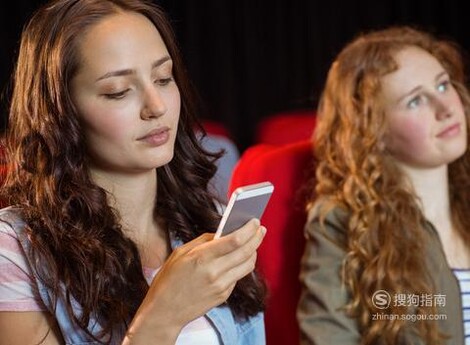为什么电影院里玩手机的人越来越多