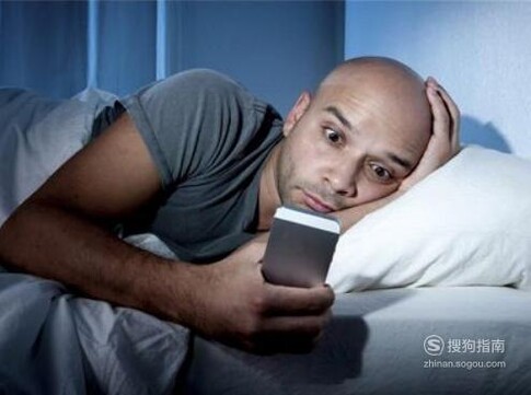如何减少睡前玩手机的伤害