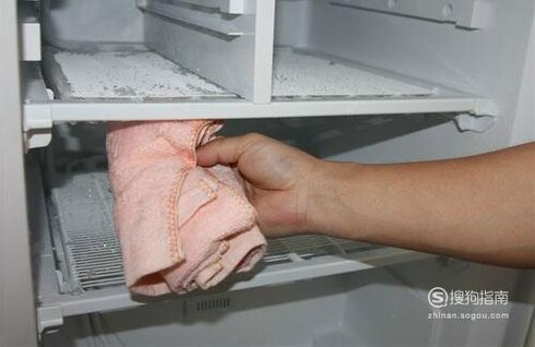 怎样去除冰箱内壁的冰块？