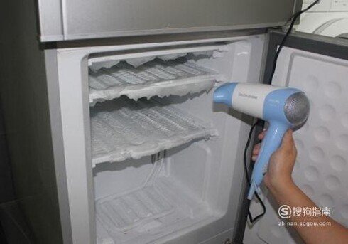 怎样去除冰箱内壁的冰块？