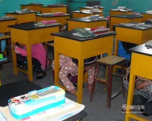 地震来时学校学生怎样逃生？