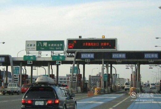 高速公路收费站怎么样安全通过？