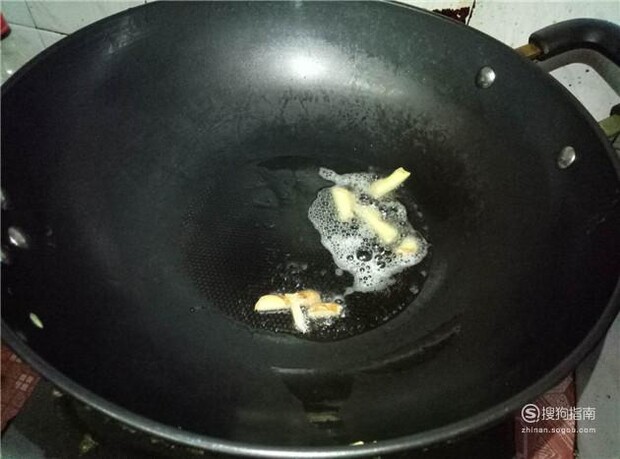 鸡腿菇炒烧肉的做法