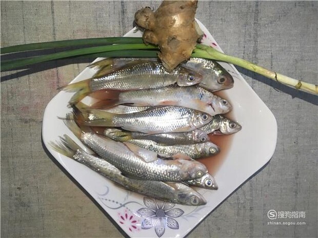 怎样煎小河鱼好吃？