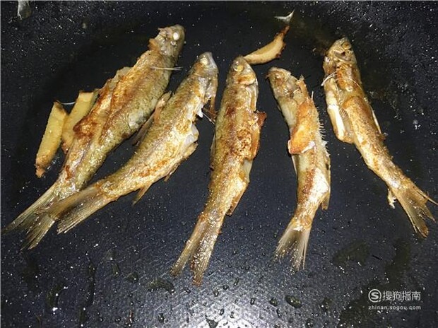 怎样煎小河鱼好吃？