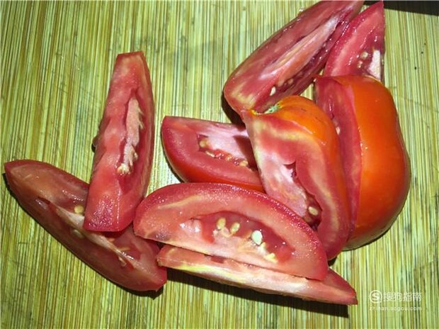 西红柿焖鲫鱼的家常做法