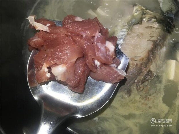 瘦肉海鲜菇鲫鱼汤的做法