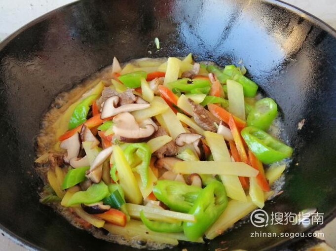 辣椒土豆胡萝卜香菇炒肉的做法