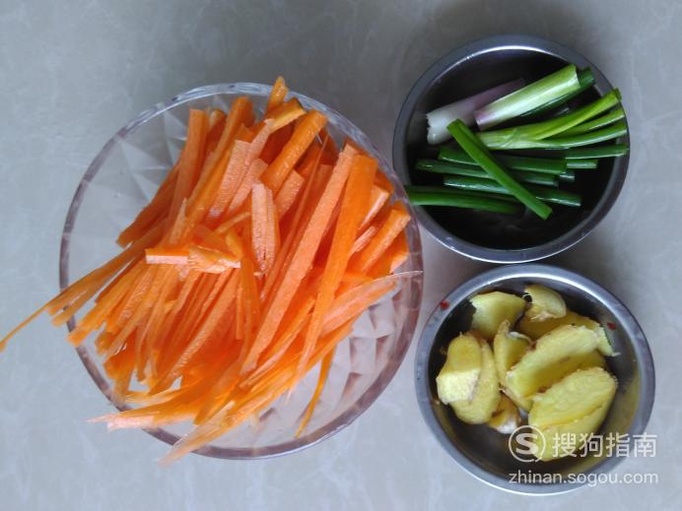红萝卜炖鲫鱼汤的做法