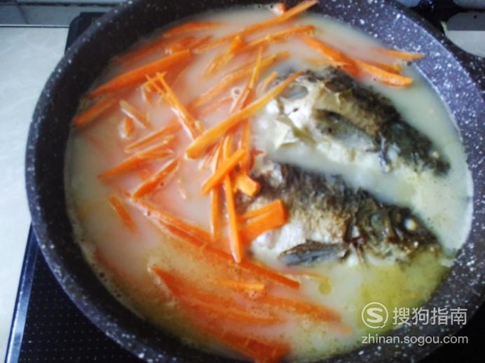 红萝卜炖鲫鱼汤的做法