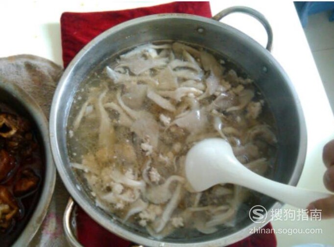 蘑菇肉片汤的做法