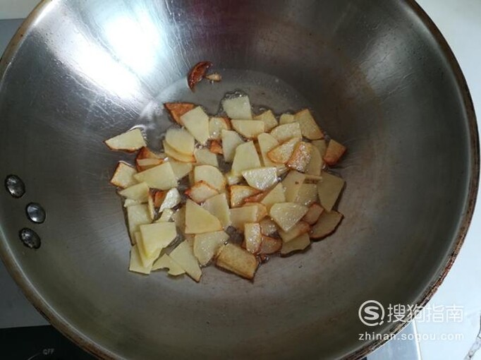 肉炒油炸土豆片圆菜青椒西红柿的做法