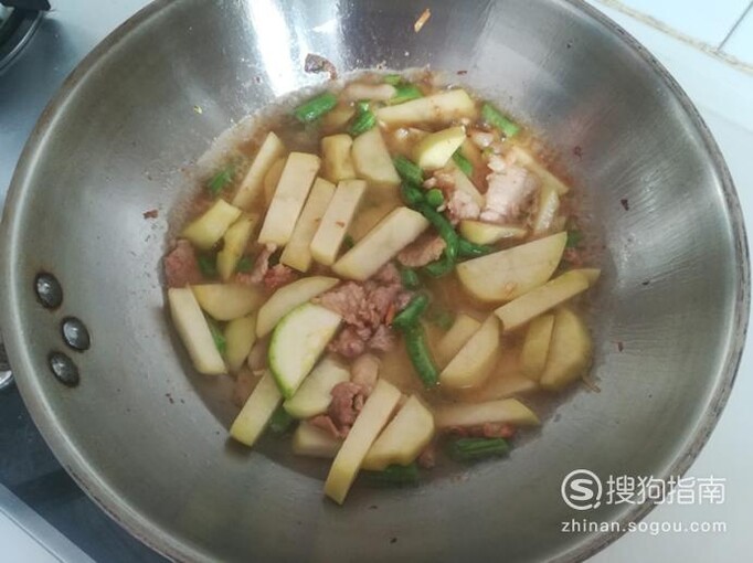 猪五花肉烩土豆茄子豆角西葫芦的做法