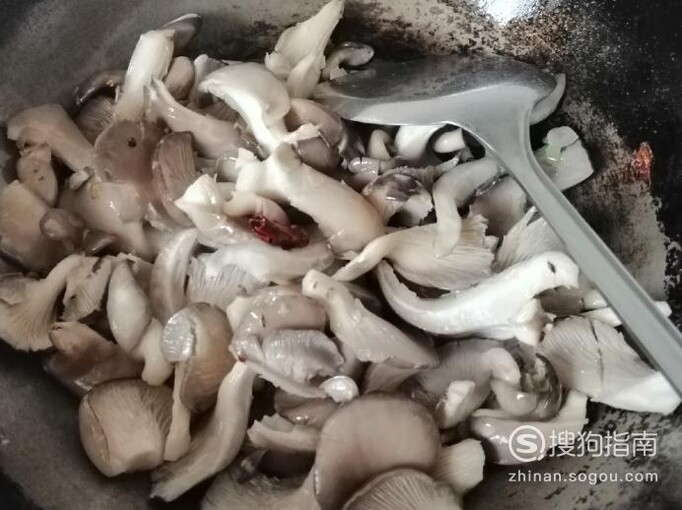 怎样做蘑菇油菜杆炒牛肉？