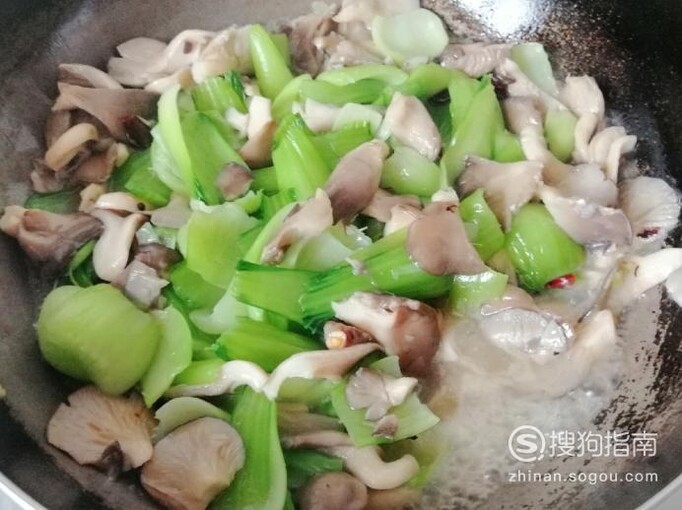 怎样做蘑菇油菜杆炒牛肉？