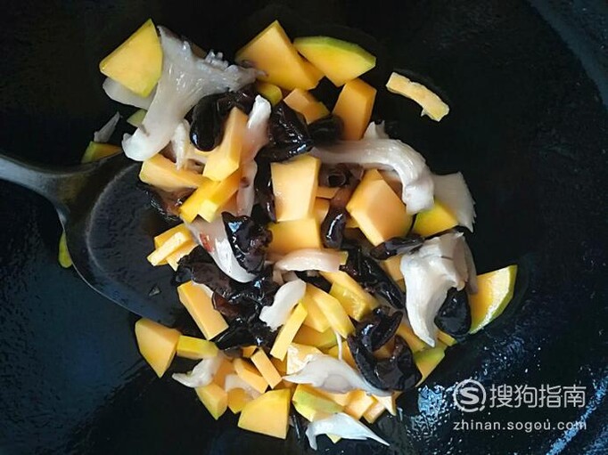 怎么做营养好吃的蘑菇洋葱黑木耳嫩南瓜