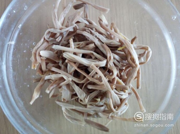金针菇炒黄花菜的家常做法