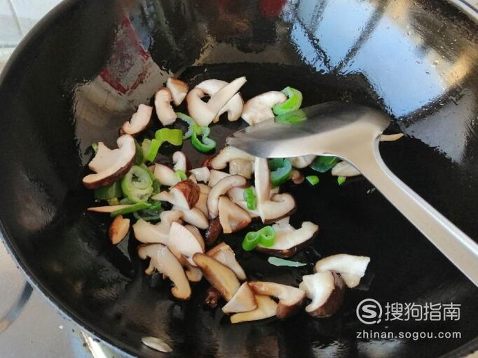 辣椒土豆胡萝卜香菇炒肉的做法