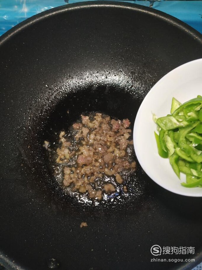怎样做咖喱味土豆青椒炒肉盖浇饭？