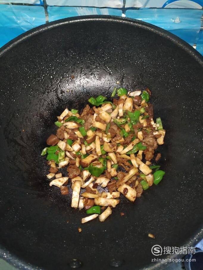 怎样做美味的香菇青椒牛肉炸酱面？