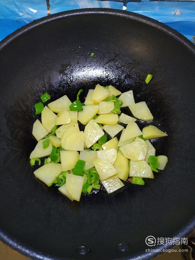 怎样做美味的蒜蓉青椒土豆？