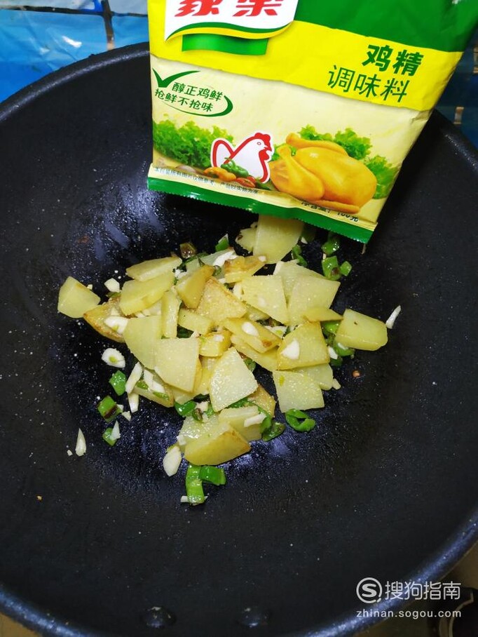 怎样做美味的蒜蓉青椒土豆？
