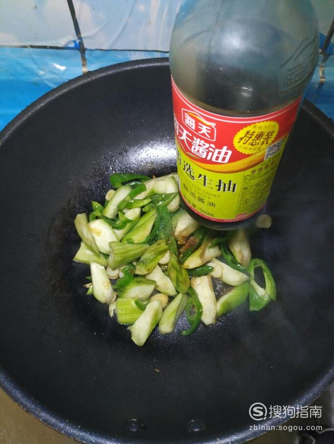 怎样做美味的丝瓜青椒炒香肠？