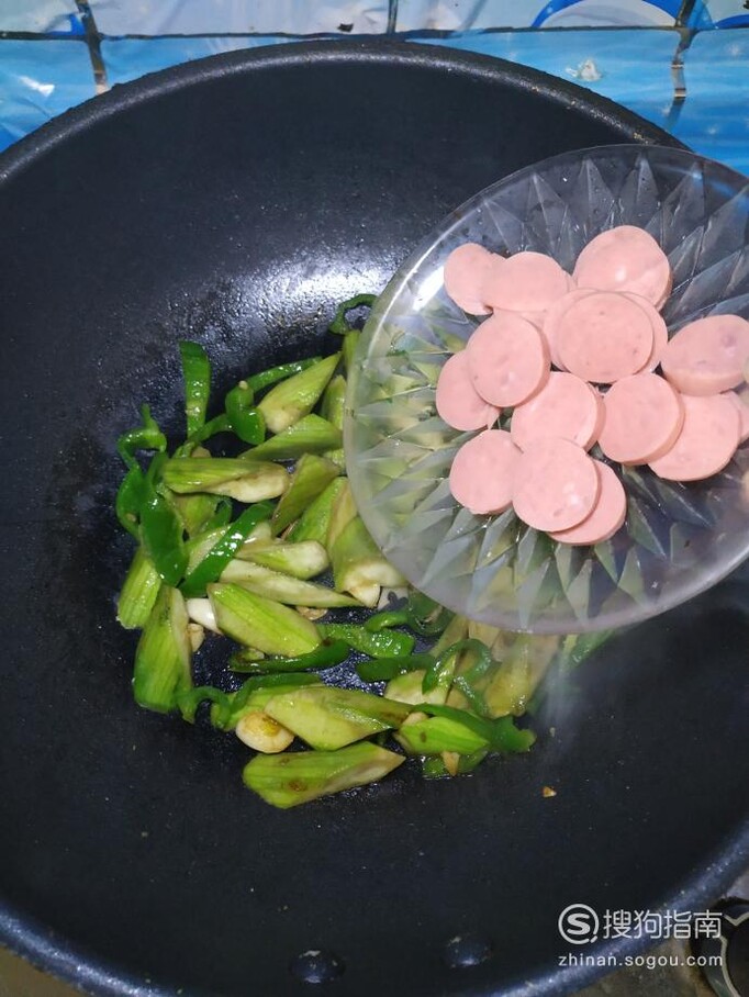 怎样做美味的丝瓜青椒炒香肠？