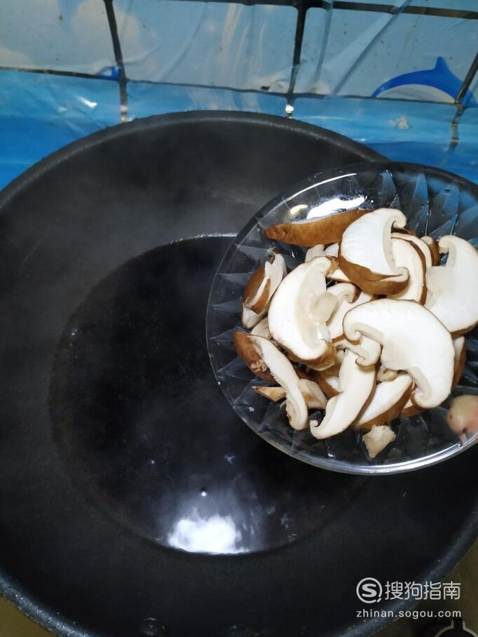 怎样做美味的香菇黄瓜炒香肠？