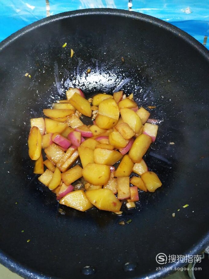 怎样做美味的红烧土豆红萝卜？