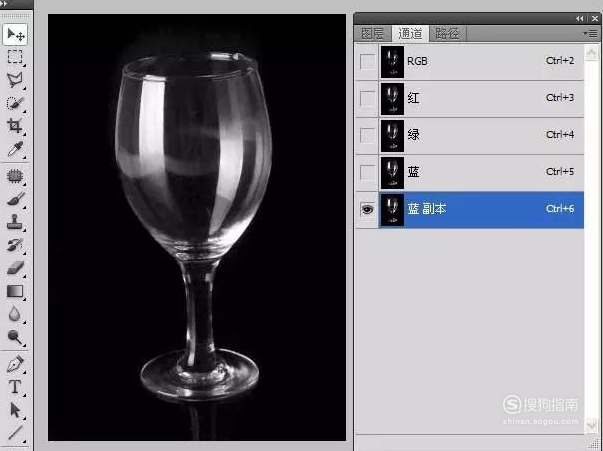 Photoshop教程：用通道工具抠出透明的玻璃杯