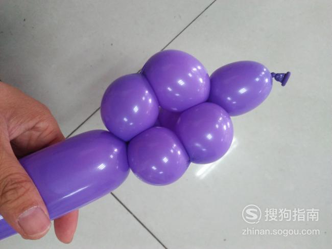 用长气球折小葡萄