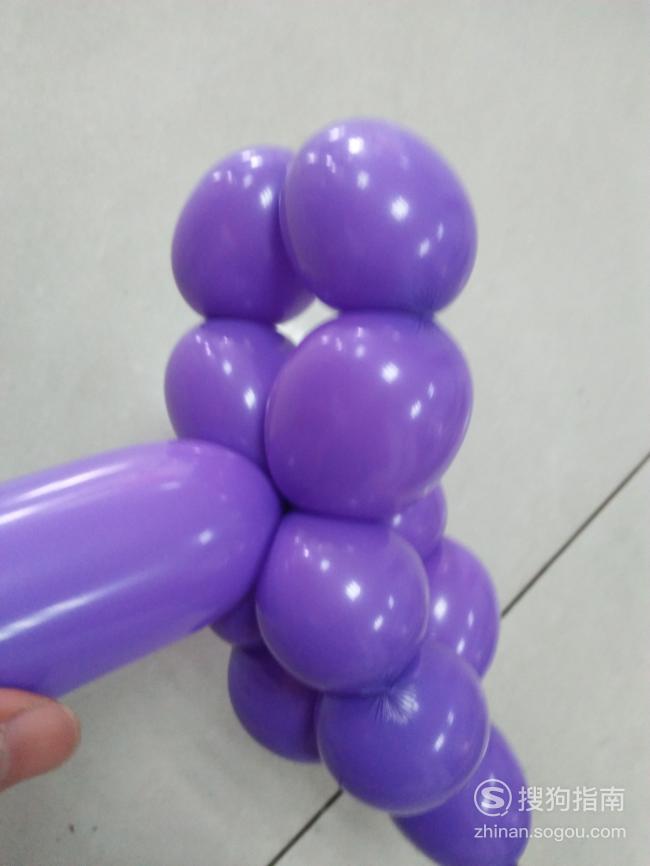 用长气球折小葡萄